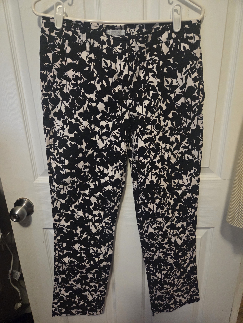 New York & Company Black and White Floral Pattern Pants